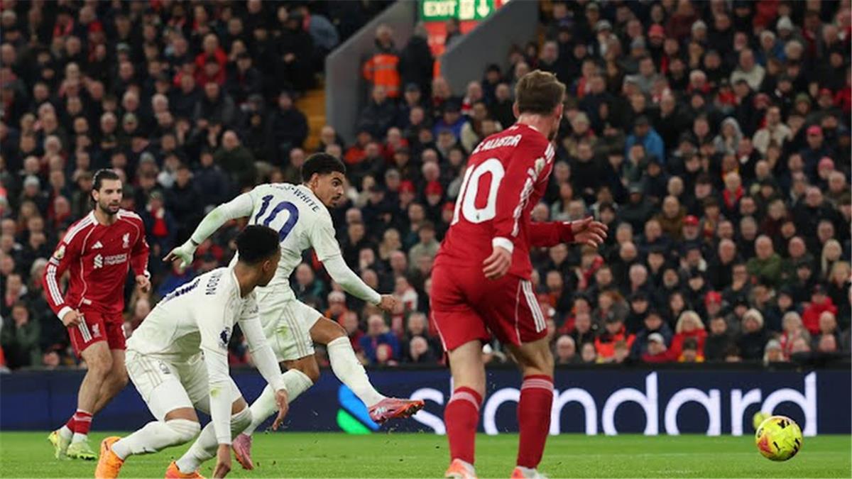 فيديو | جيبس وايت يسجل هدف نوتينجهام الثالث أمام ليفربول