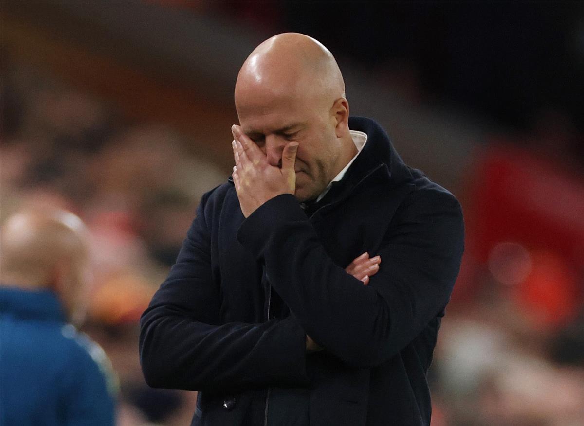 نجم آرسنال السابق: ما نراه مع ليفربول مثيرًا للدهشة.. وسلوت لن يتعرض للإقالة