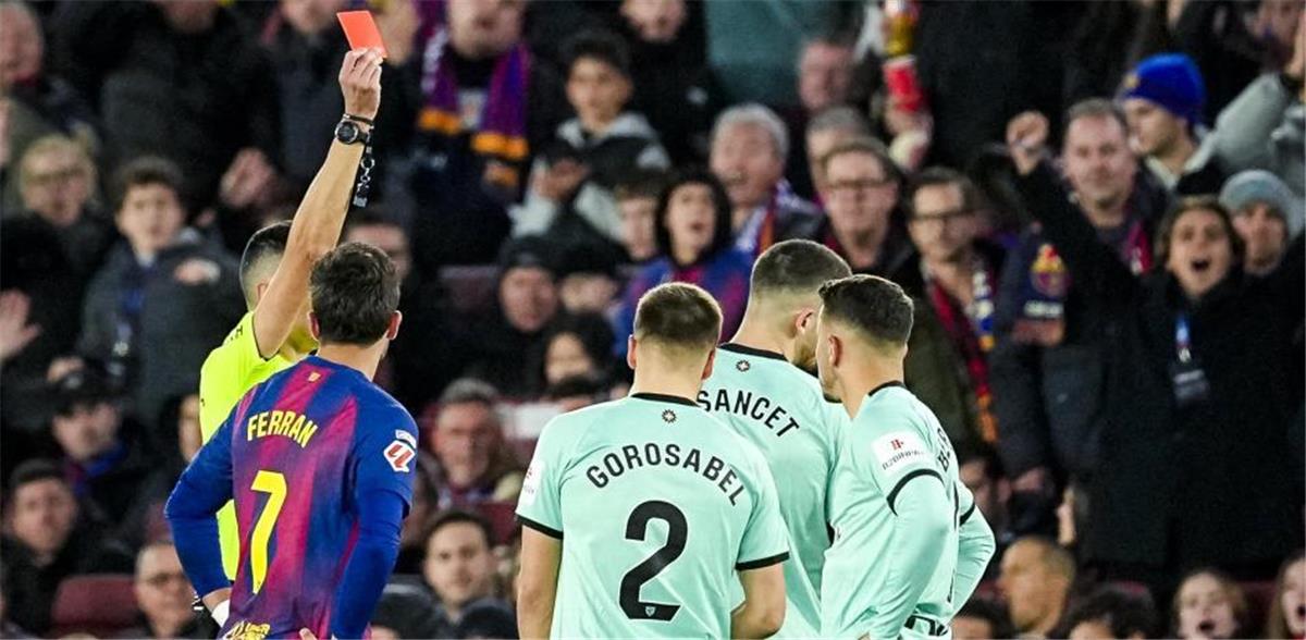 موندو ديبورتيفو تكشف حديث الفار في طرد لاعب أتلتيك بلباو أمام برشلونة 