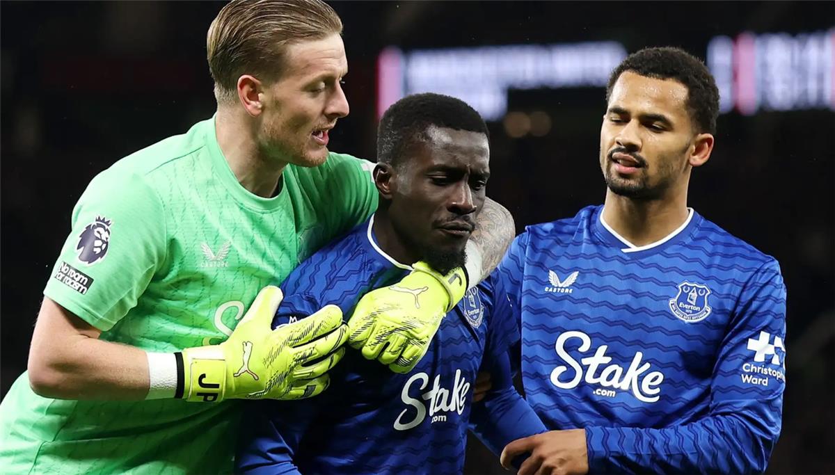 فيديو | إدريسا جاي يصفع زميله ويغادر مباراة مانشستر يونايتد وإيفرتون 