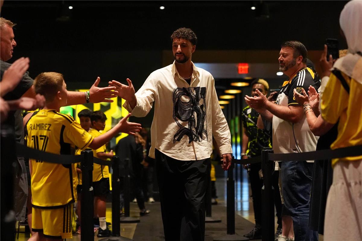 الأهلي يترقب | مقابل 70 مليون إسترليني.. نادِ أوروبي يستهدف التعاقد مع وسام أبو علي 