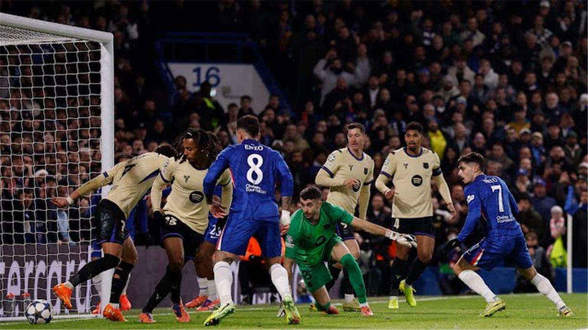 فيديو | نيران صديقة.. كوندي يسجل هدف تشيلسي الأول أمام برشلونة