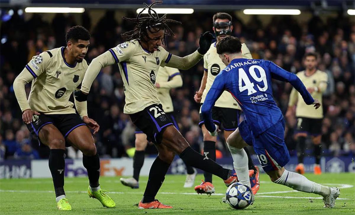 فيديو | لاعب برشلونة يغادر مباراة تشيلسي بـ البطاقة الحمراء