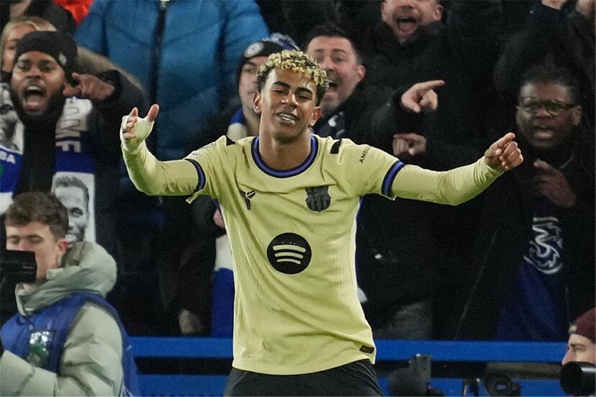 لاعب تشيلسي يستفز لامين يامال بعد الفوز على برشلونة