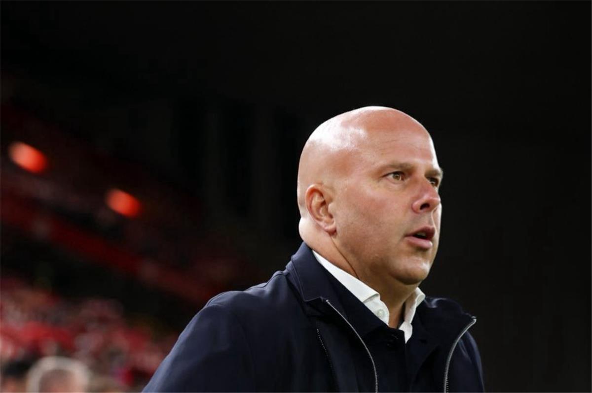 سلوت يبرر استبعاد إيزاك.. ويكشف عن ظهيره الأيمن أمام آيندهوفن 