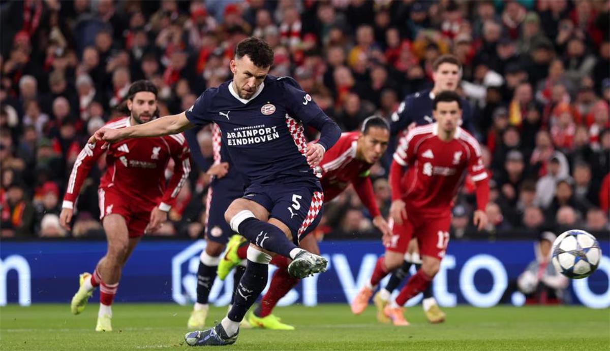 خطأ فان دايك.. بيريسيتش يسجل هدف آيندهوفن الأول أمام ليفربول