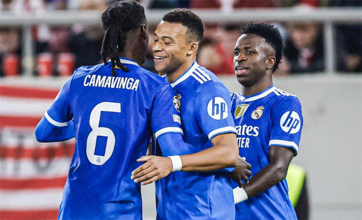 كامافينجا يحرج الصحافة بشأن أزمة لاعبي ريال مدريد وتشابي ألونسو