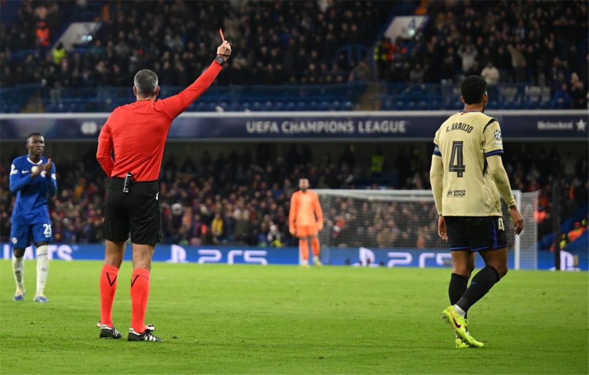 رونالد أراوخو يدرس قرارًا بعد انتقاده في هزيمة برشلونة أمام تشيلسي