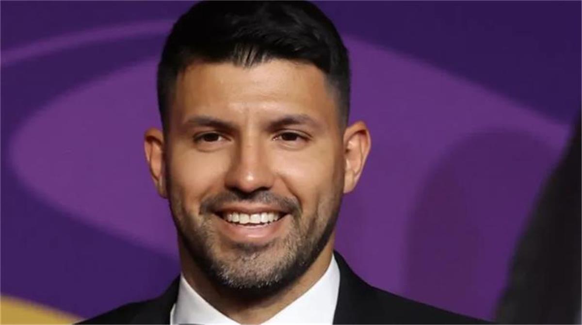 أجويرو يدافع عن محمد صلاح: مهاجم عظيم ولن يفعل كل شيء بمفرده في ليفربول