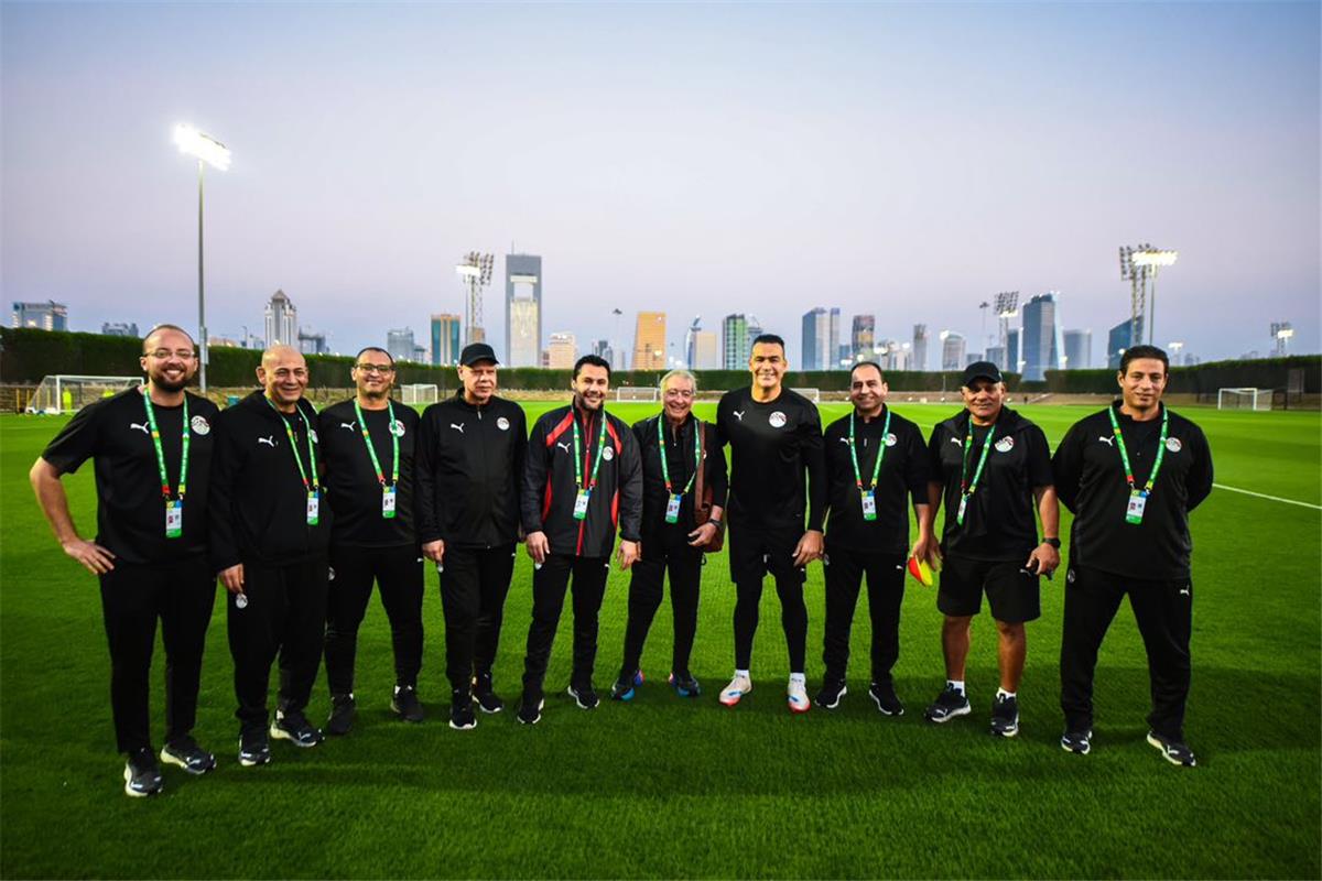 الحضري يكشف سر نظارات الحراس في التدريب.. ويشيد بلاعب الأهلي