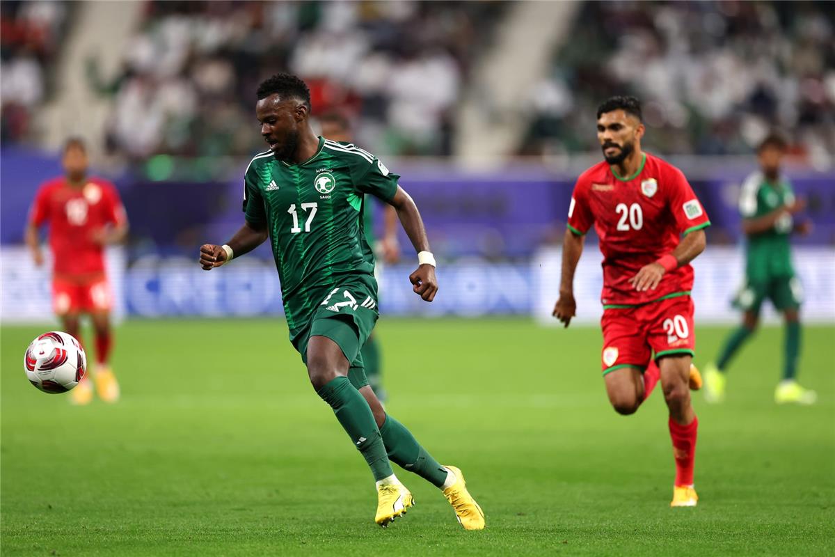 موعد والقنوات الناقلة لمباراة السعودية وعمان اليوم في كأس العرب 2025.. والمعلقين