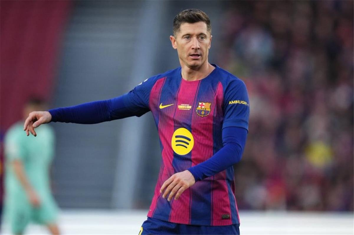 ليفاندوفسكي يتخذ قرارًا جديدًا بشأن مستقبله مع برشلونة