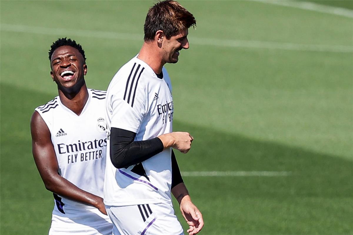 كورتوا عن الإهانات ضد فينيسيوس: نحن لسنا آلات.. وانظروا ما حدث للاعب برشلونة