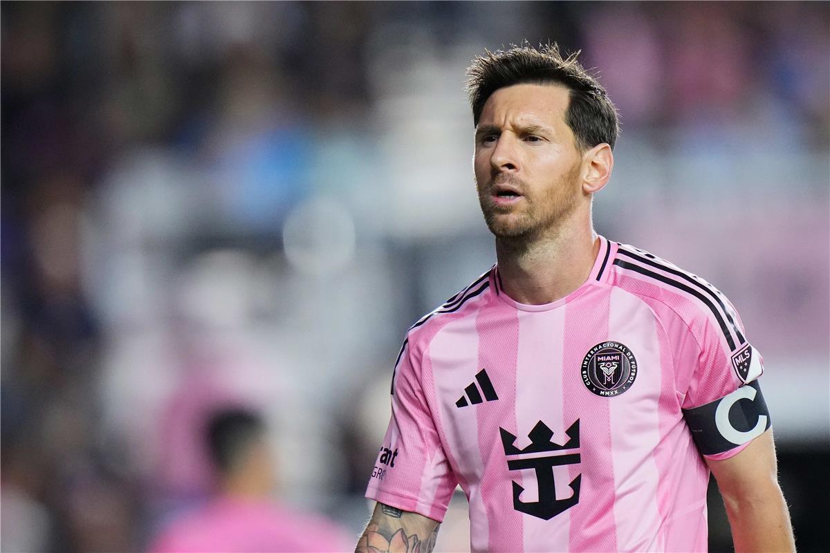 ميسي يختار أفضل مدرب في التاريخ.. ويكشف عن طموح الأرجنتين في كأس العالم