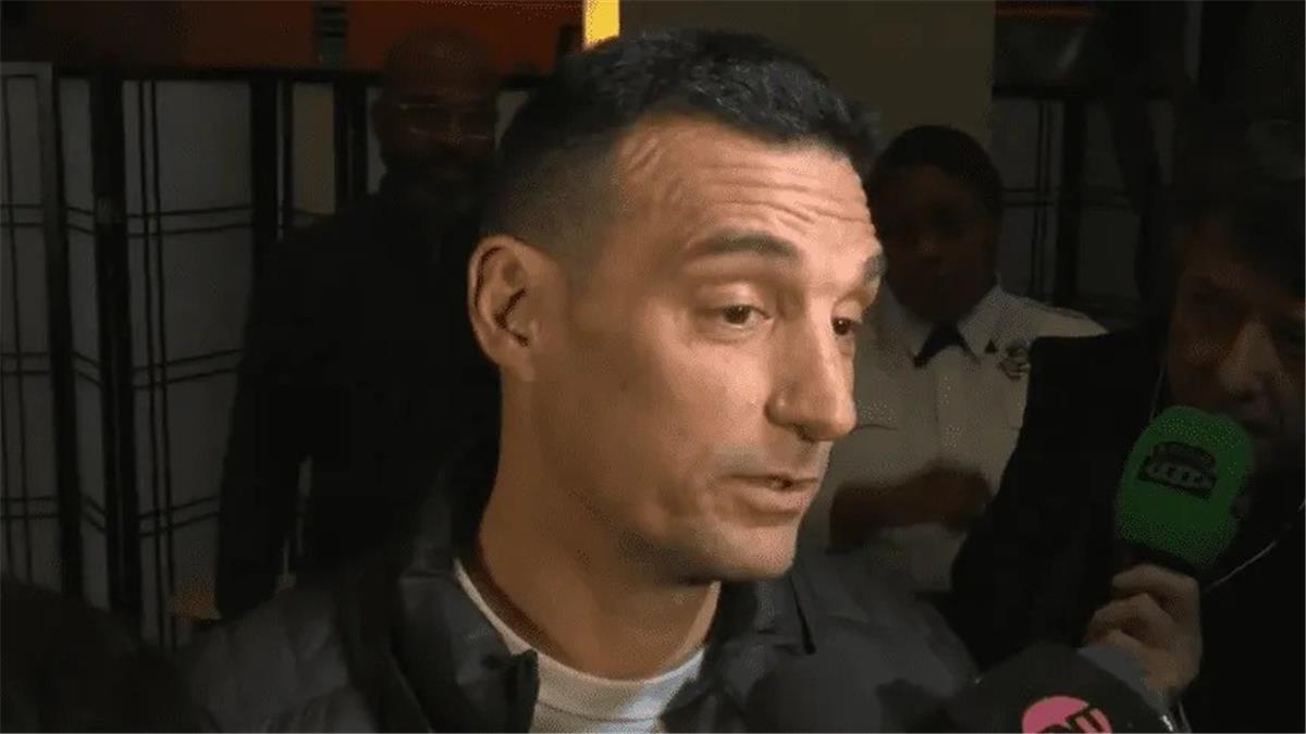 سكالوني عن إمكانية مشاركة ميسي في كأس العالم: سندعم قراره 