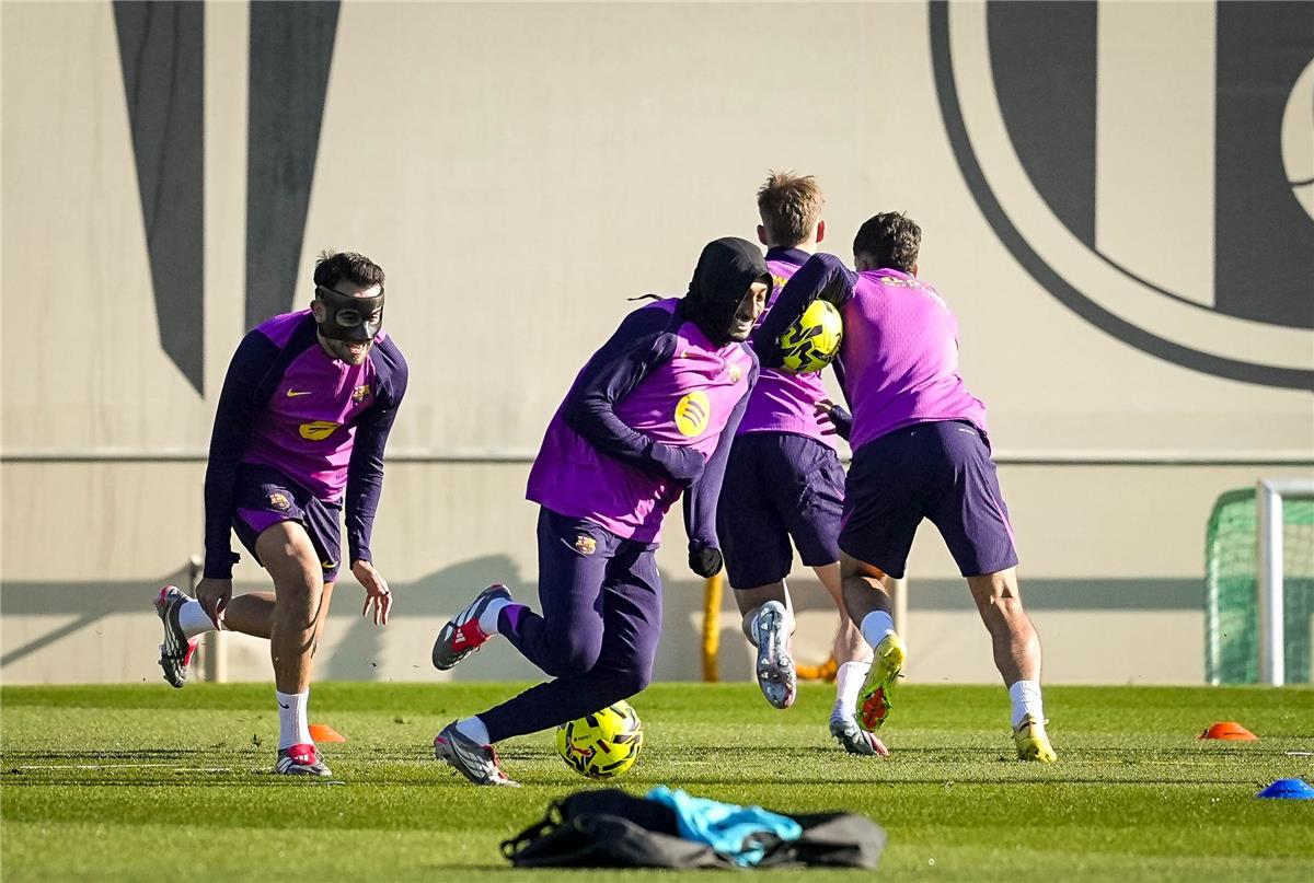 هانز فليك يستقبل أنباء سارة في تدريبات برشلونة قبل مباراة ريال بيتيس