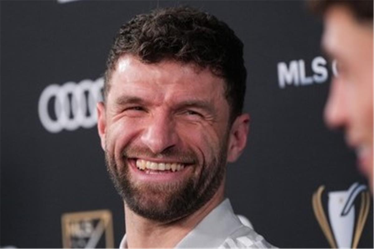 مولر: سعيد بتاريخي ضد ميسي.. وأرفع القبعة لـ ثنائي برشلونة السابق