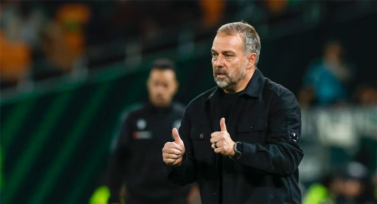 فليك بعد الفوز على ريال بيتيس: لن أفكر في الجانب السلبي.. ولامين يامال وافق على طلبي 