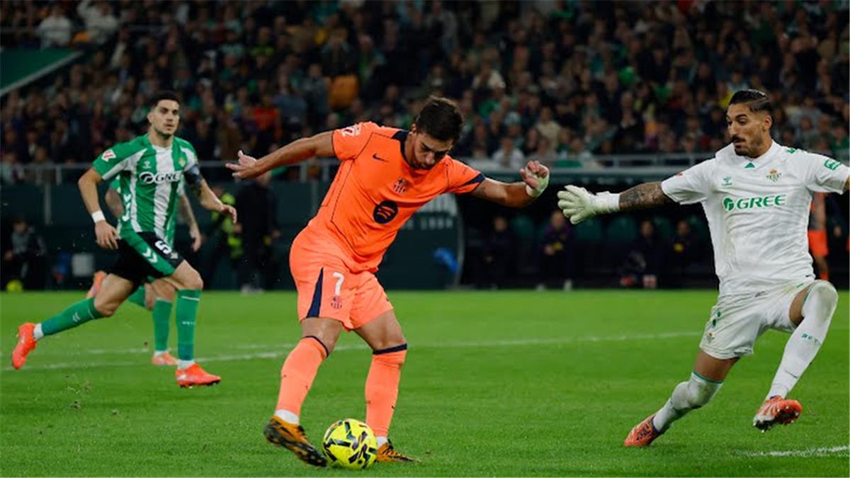 حكم مباراة برشلونة وآينتراخت فرانكفورت في دوري أبطال أوروبا