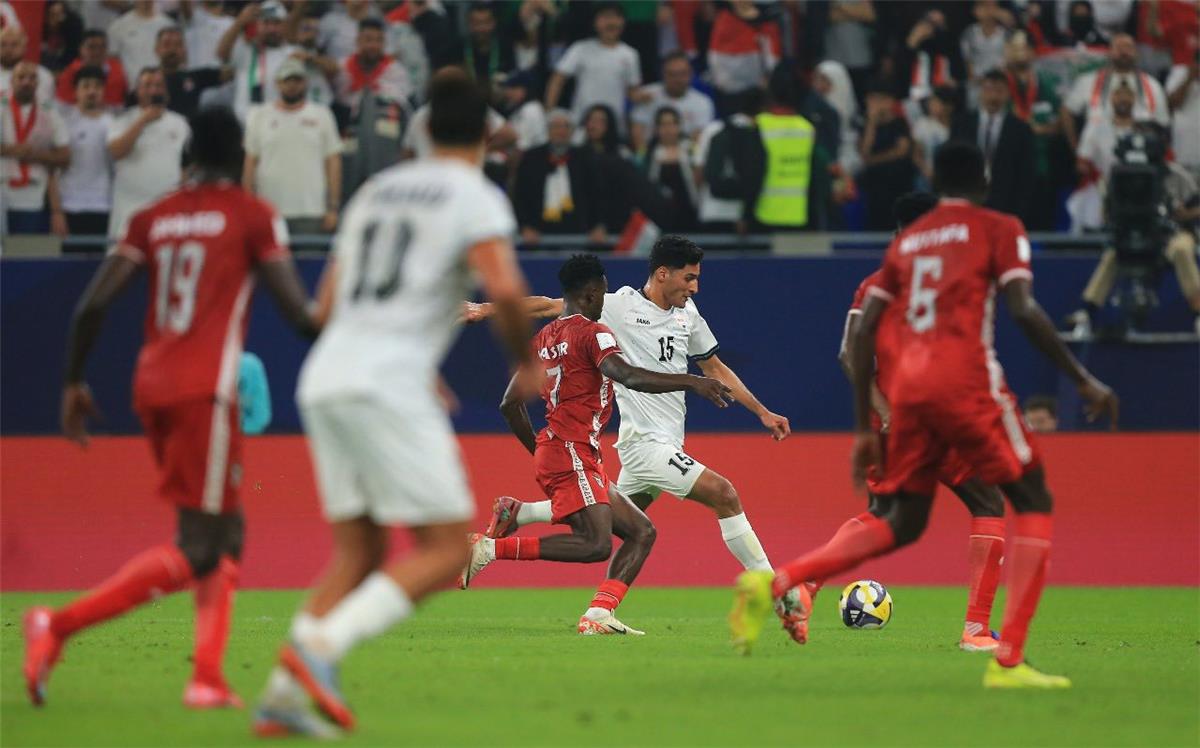 موعد والقنوات الناقلة لمباراة العراق والجزائر اليوم في كأس العرب 2025