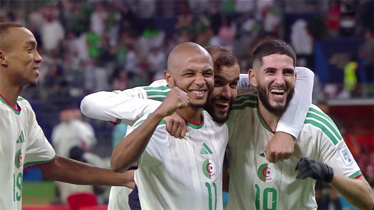 فيديو | منتخب الجزائر يهزم العراق بثنائية ويتأهل إلى ربع نهائي كأس العرب 2025