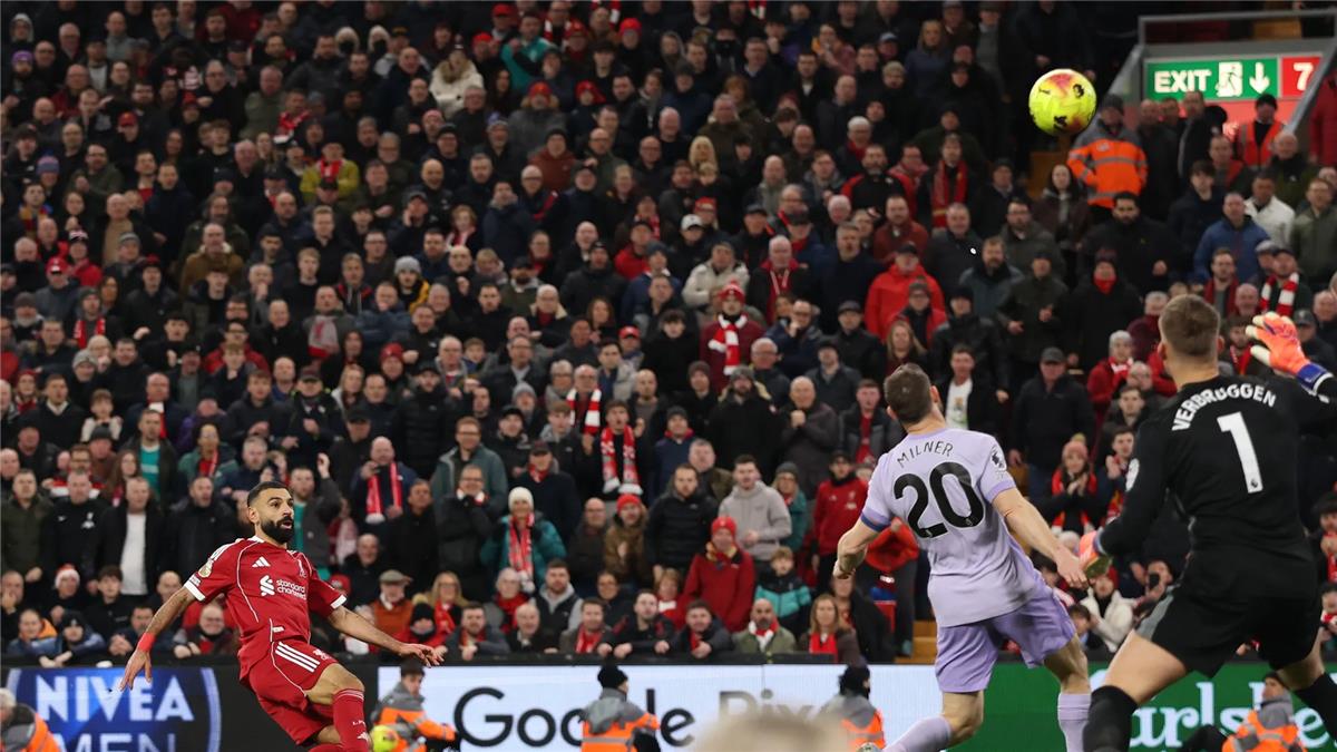 لاعب آخر خطف الأنظار منه.. سوتون يفسر تصرف محمد صلاح بعد فوز ليفربول على برايتون