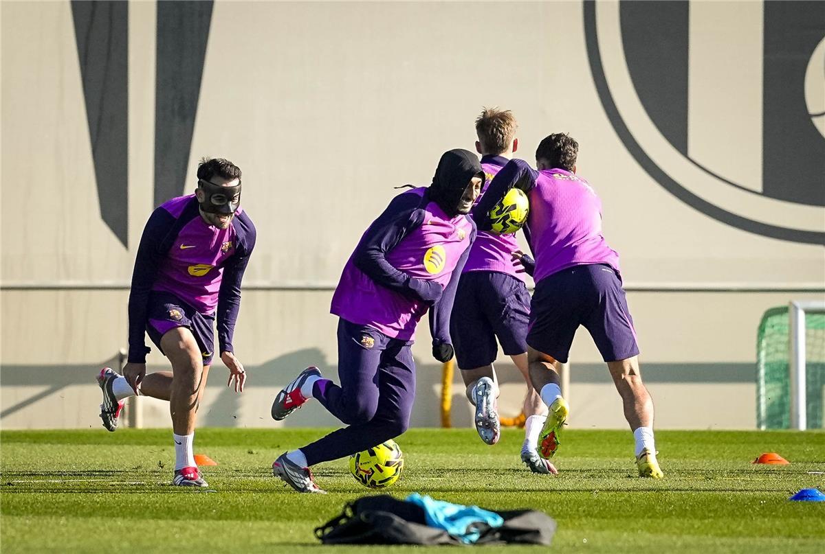 موقف تشيزني وليفاندوفسكي من المشاركة مع برشلونة في مباراة كأس ملك إسبانيا