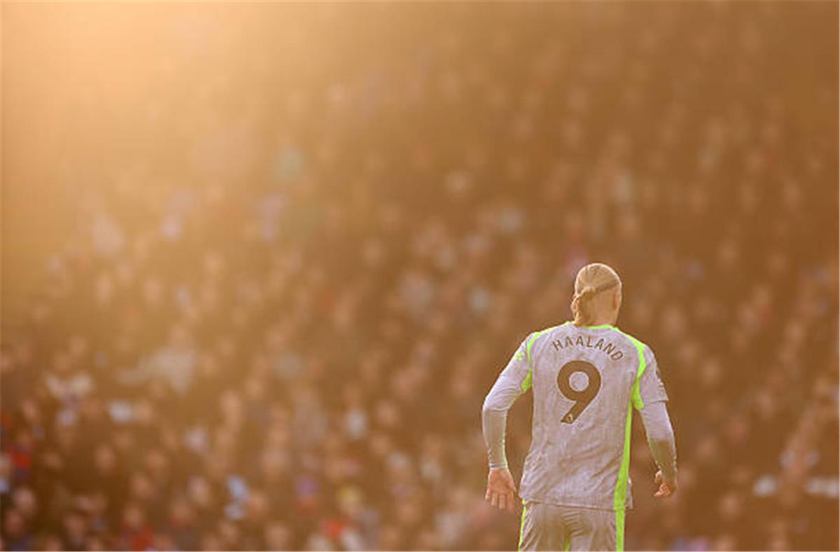 هالاند يقترب من تحطيم رقم قياسي لـ رونالدو وأسطورة إفريقية 