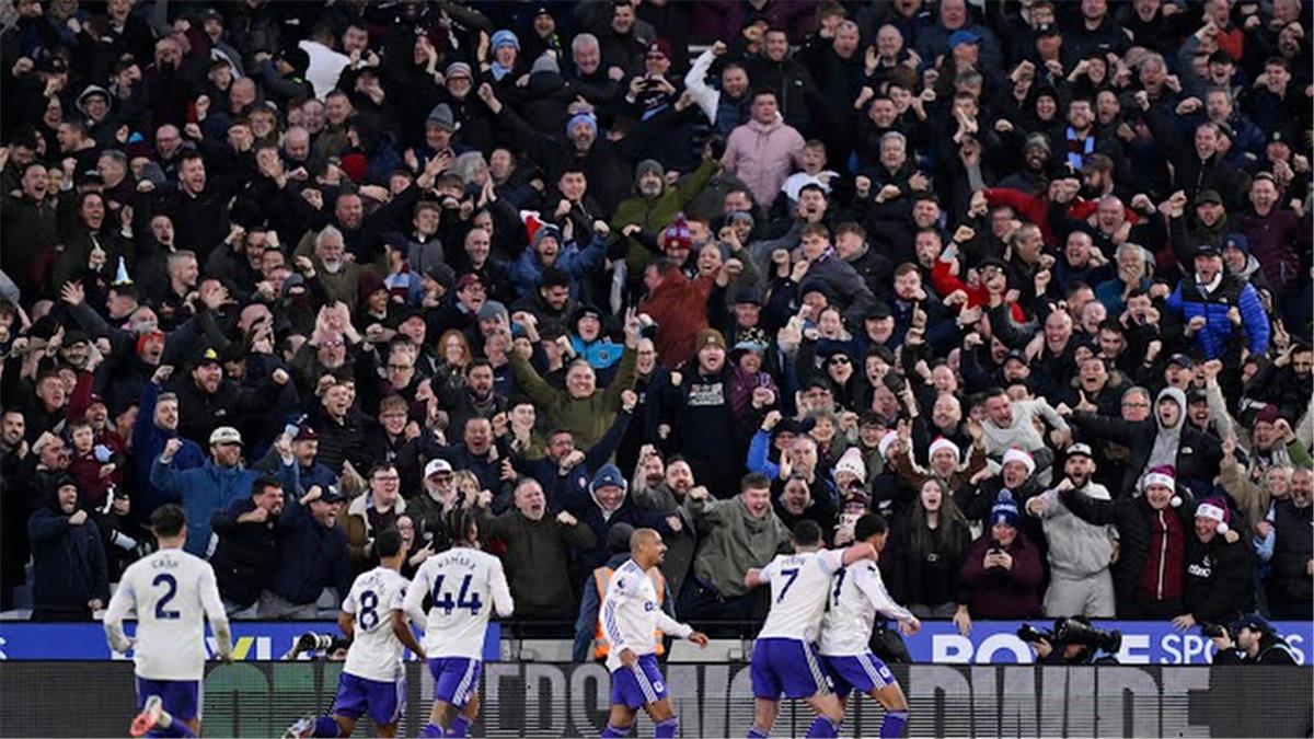 أستون فيلا يهزم وست هام بثلاثية ويواصل الضغط على مانشستر سيتي وآرسنال