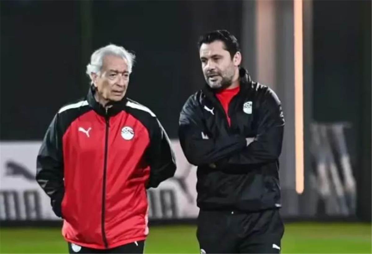 أحمد حسن يوضح حقيقة الخلاف مع حسام حسن.. ويقدم نصيحة لإصلاح الكرة المصرية