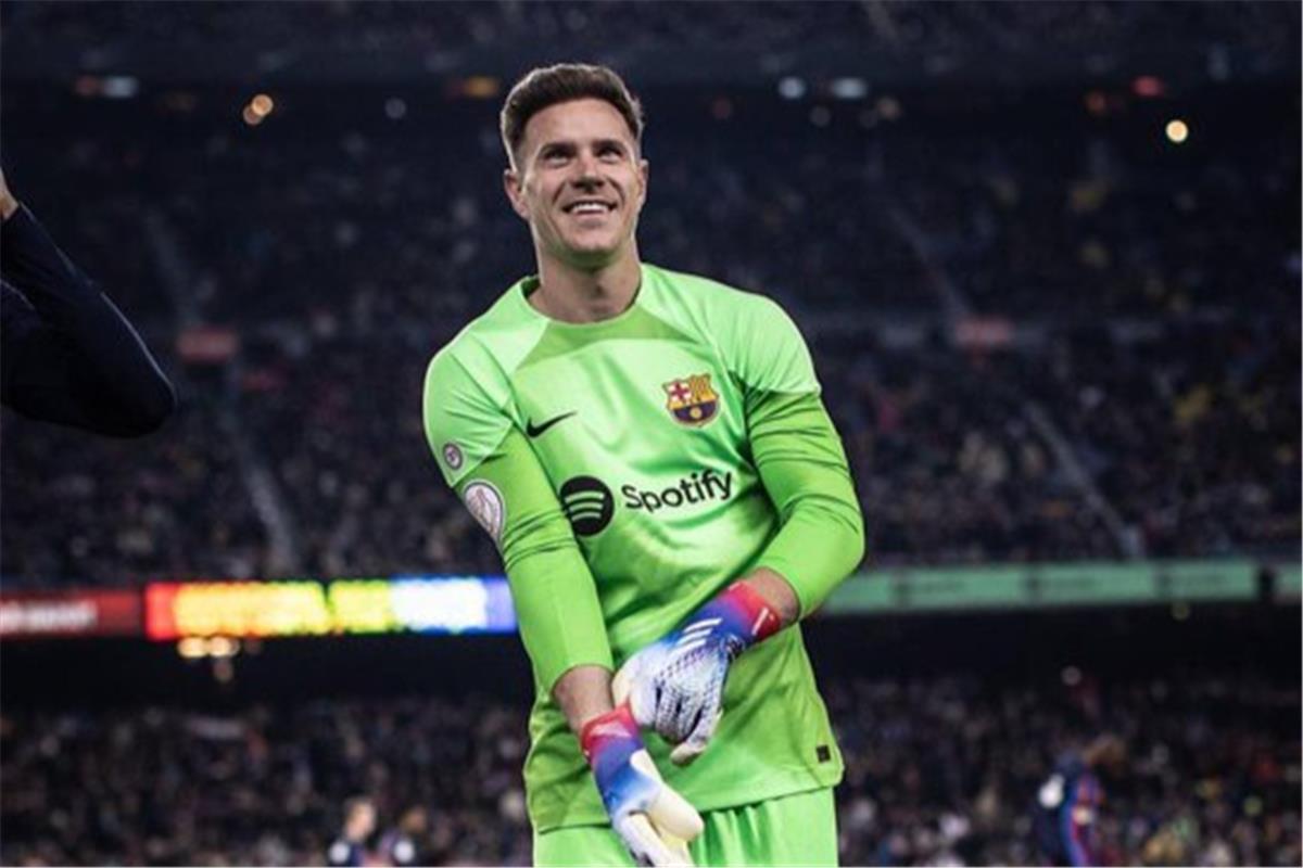 بينهم عملاق أوروبي.. 6 أندية ترغب في التعاقد مع تير شتيجن 