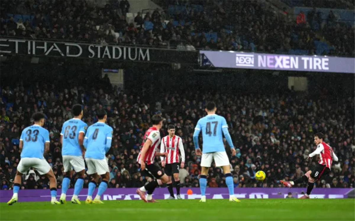 إصابة مبكرة للاعب مانشستر سيتي تجبره على الخروج أمام برينتفورد