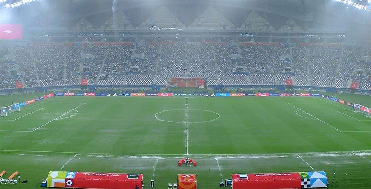 صور | توقف مباراة السعودية والإمارات في كأس العرب بسبب الأمطار