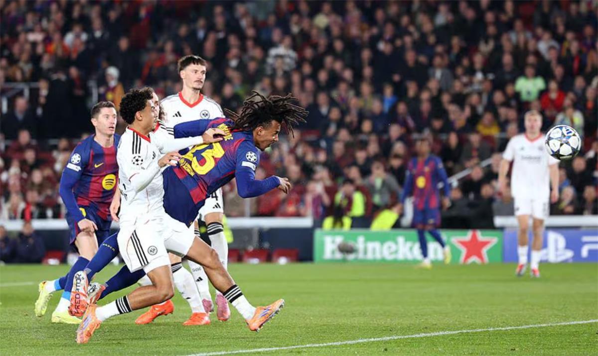 يويفا يغرم فرانكفورت بسبب أحداث مباراة برشلونة في دوري أبطال أوروبا