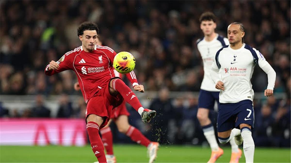 حالة طرد في مباراة ليفربول وتوتنهام بـ الدوري الإنجليزي