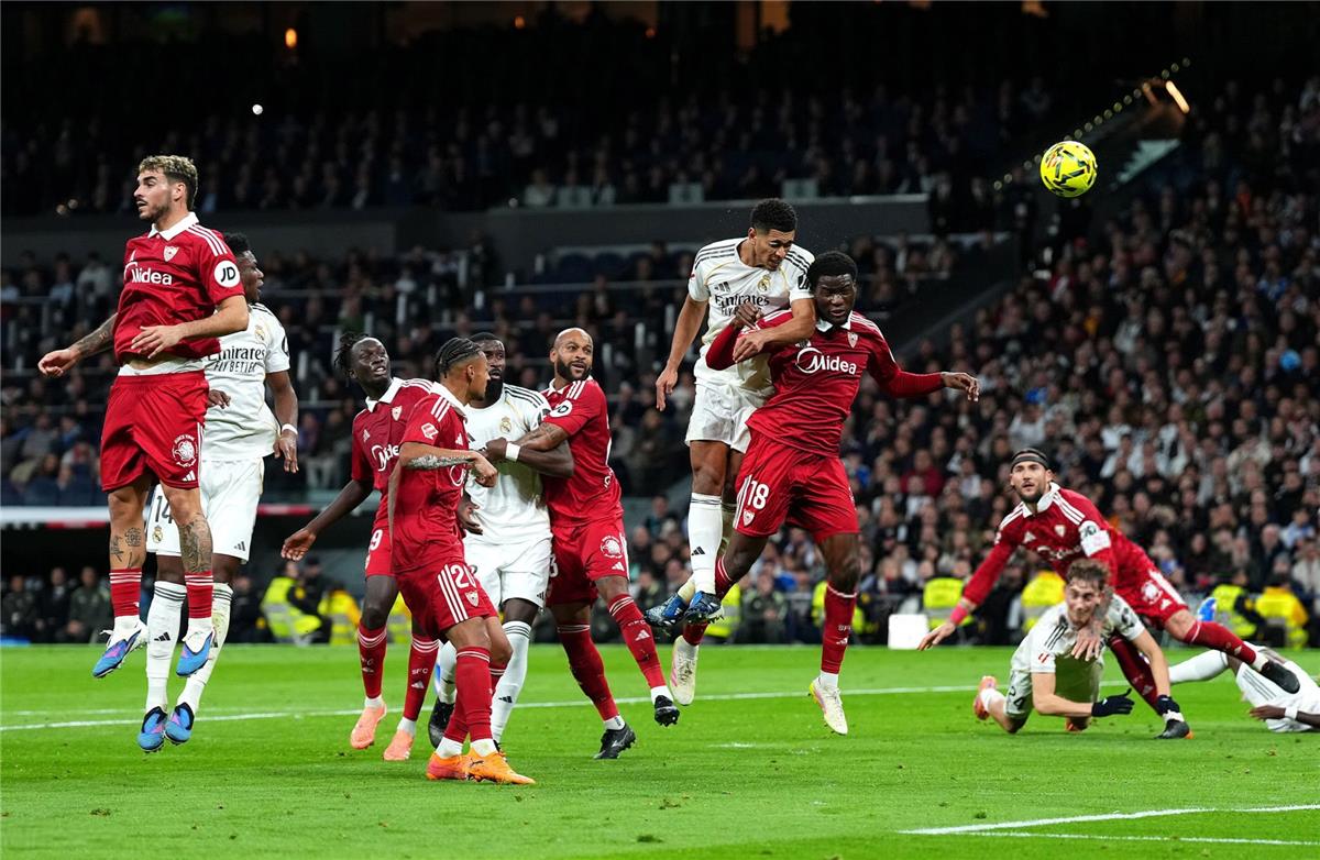 جمهور ريال مدريد يهاجم لاعب الفريق أمام إشبيلية.. ورد فعل مثير للقلق