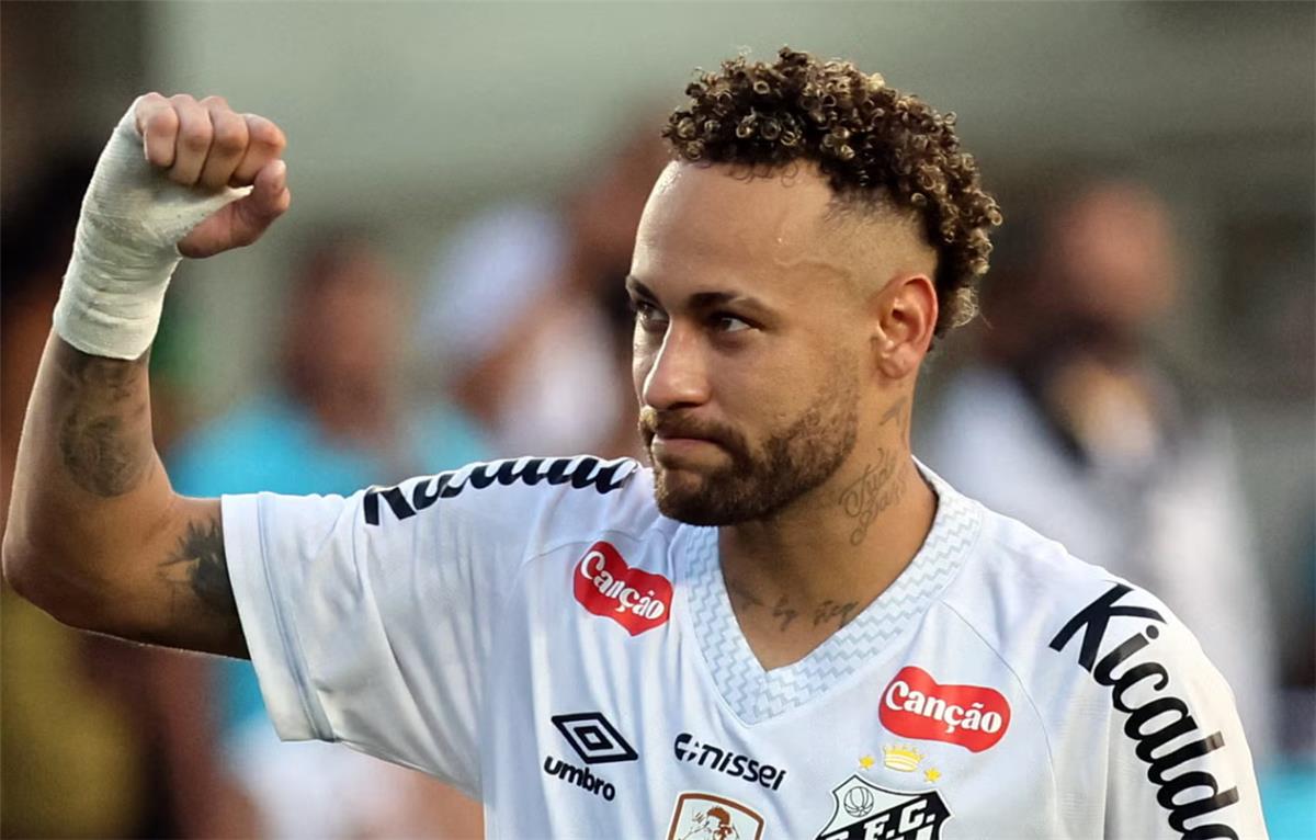 من أجل كأس العالم.. نيمار يخضع لجراحة ناجحة في الركبة 