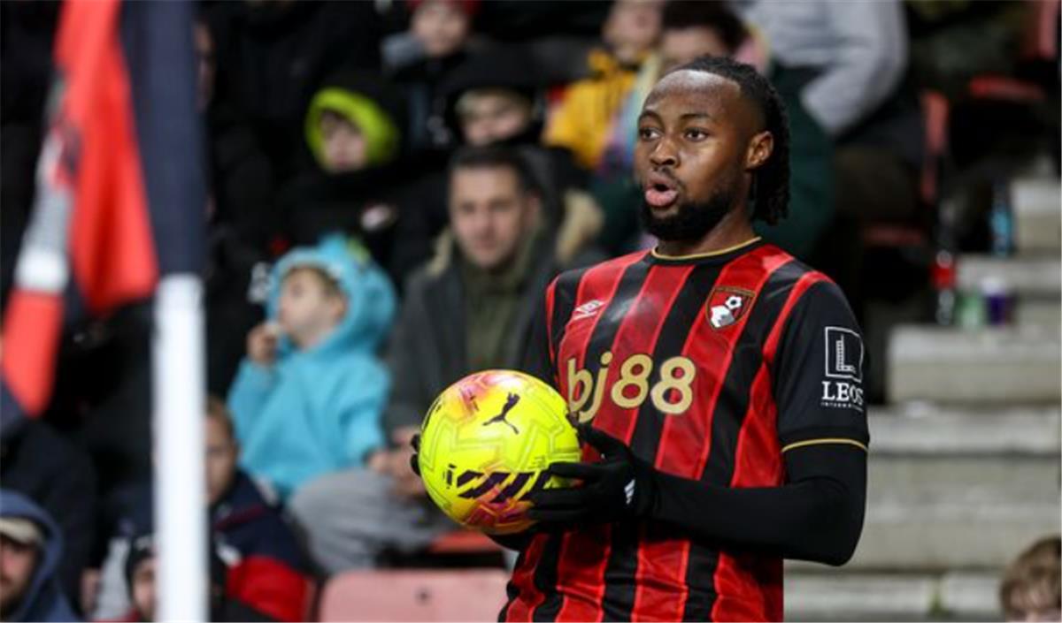 غموض مستقبل محمد صلاح وإصابة إيزاك يعجّلان بحسم مصير سيمينيو في يناير