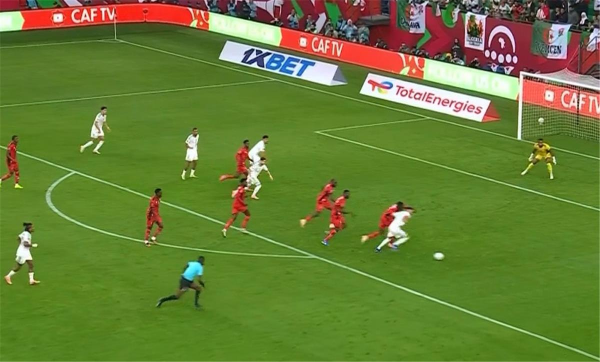 فيديو | بمهارة رائعة.. رياض محرز يسجل هدف الجزائر الثاني أمام السودان