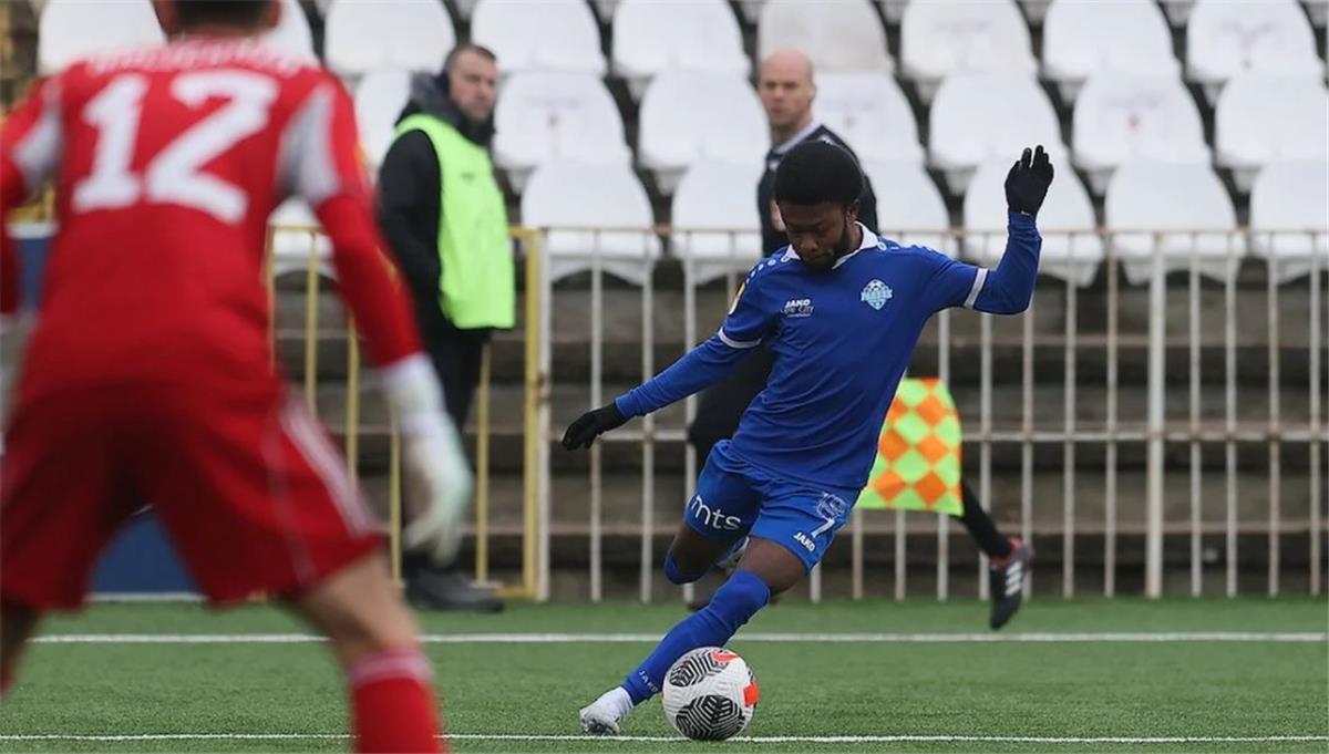 أمر مضحك.. بطولات يكشف رد رادنيك الصربي على عرض الأهلي لضم دوجلاس أوسو