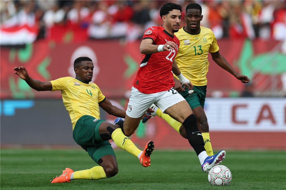 صور | طرد لاعب منتخب مصر وخناقة مع لاعبي وجهاز جنوب إفريقيا
