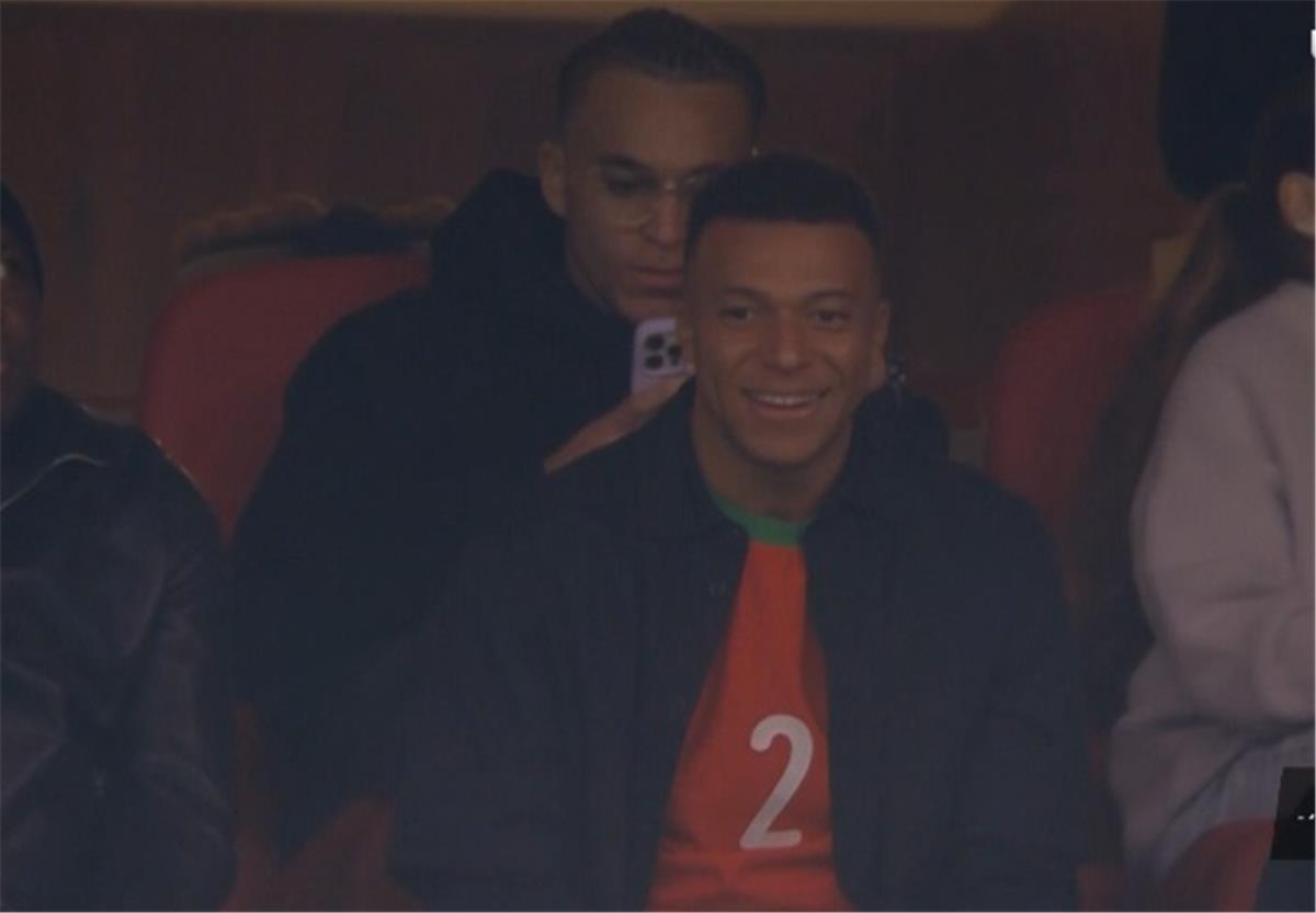 فيديو وصور.. لدعم حكيمي.. مبابي يظهر في ملعب مباراة المغرب وزامبيا بـ كأس أمم إفريقيا