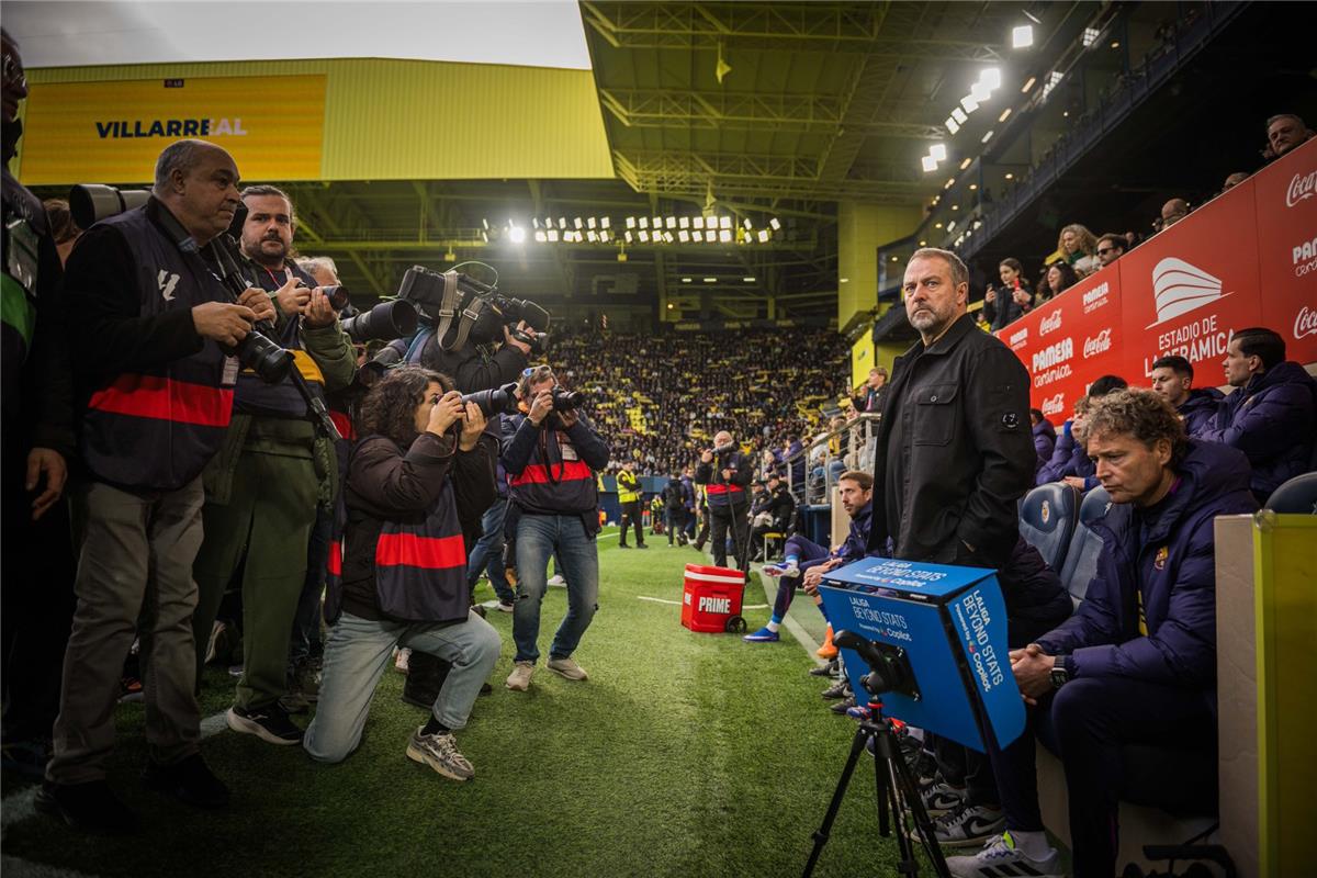 سبورت توضح خطة برشلونة بشأن مستقبل هانز فليك وهوس ديكو