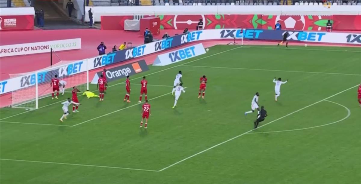 بالخطأ في مرماه.. فيديو | ساؤول كوكو يسجل هدف السودان الأول أمام غينيا الاستوائية