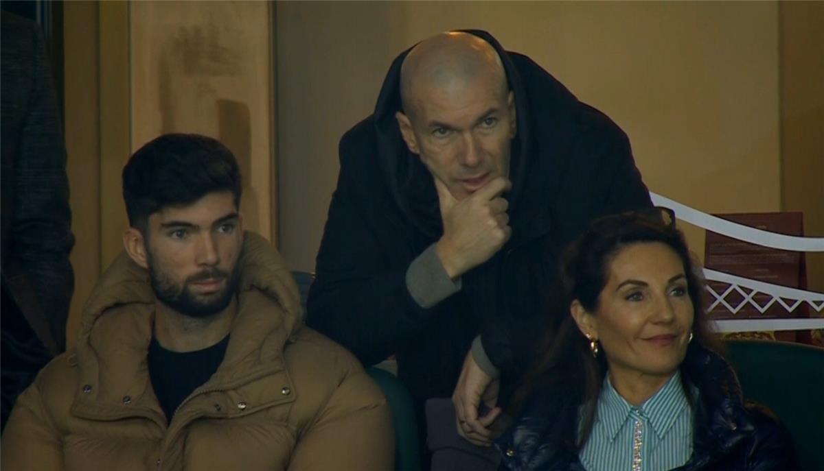 صورة | زيدان يدعم نجله والجزائر للمرة الثانية من المدرجات أمام بوركينا فاسو