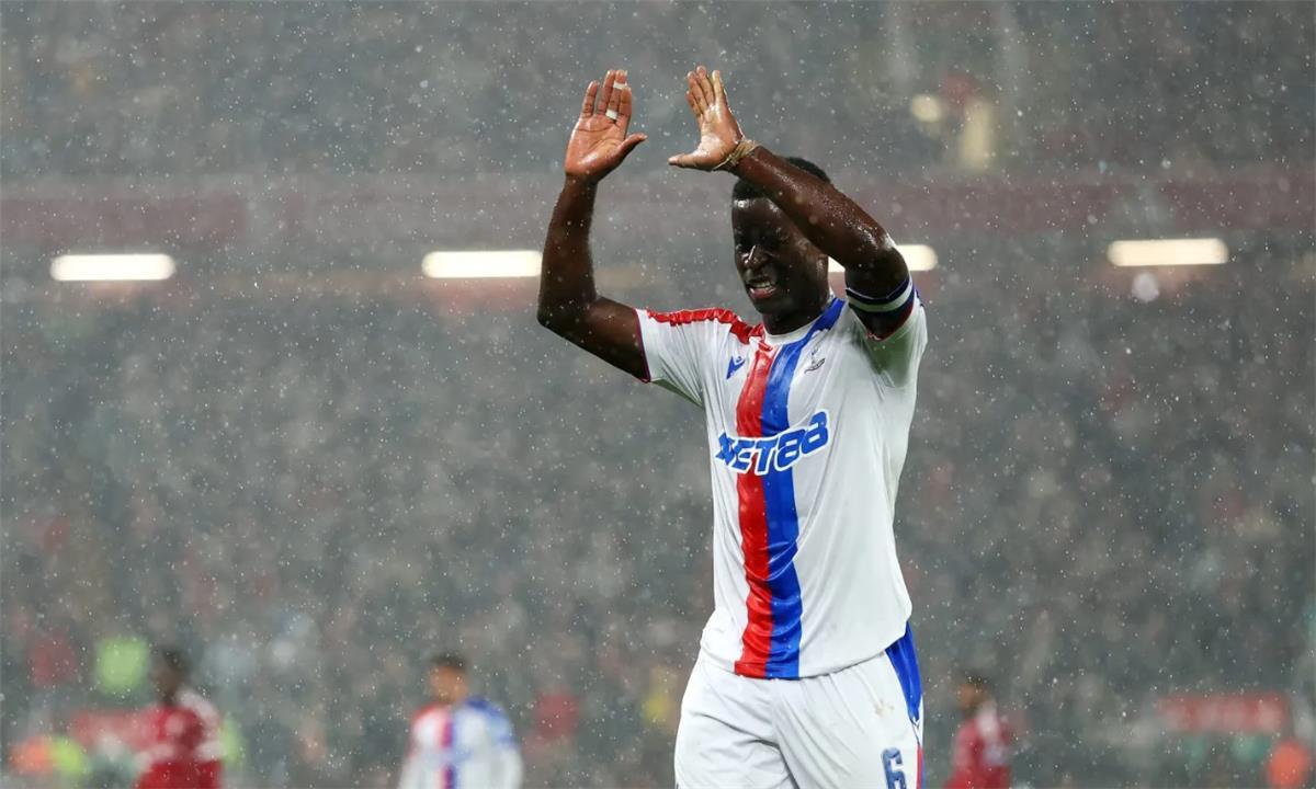 مدرب كريستال بالاس يثير التكهنات بشأن مستقبل هدف ليفربول وريال مدريد