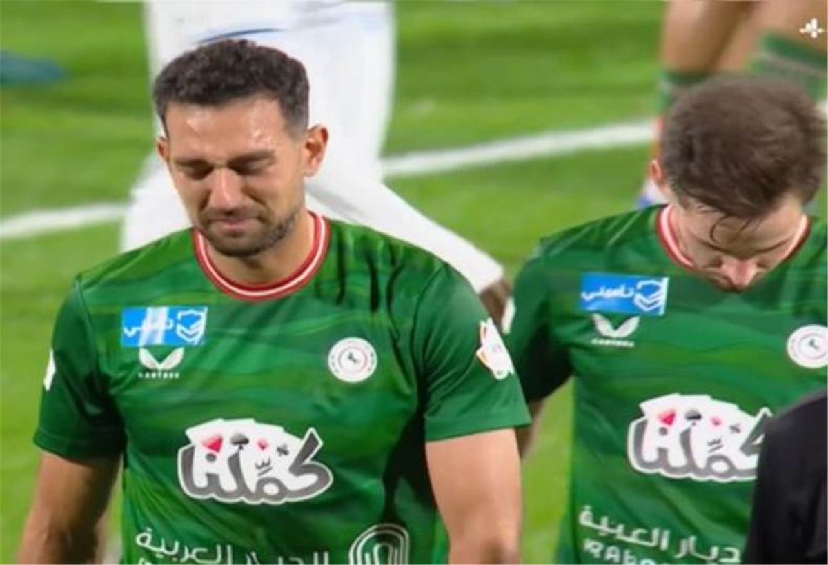 كوكا يتعرض لإصابة قوية في مباراة الاتفاق والأخدود.. ويغادر باكيًا