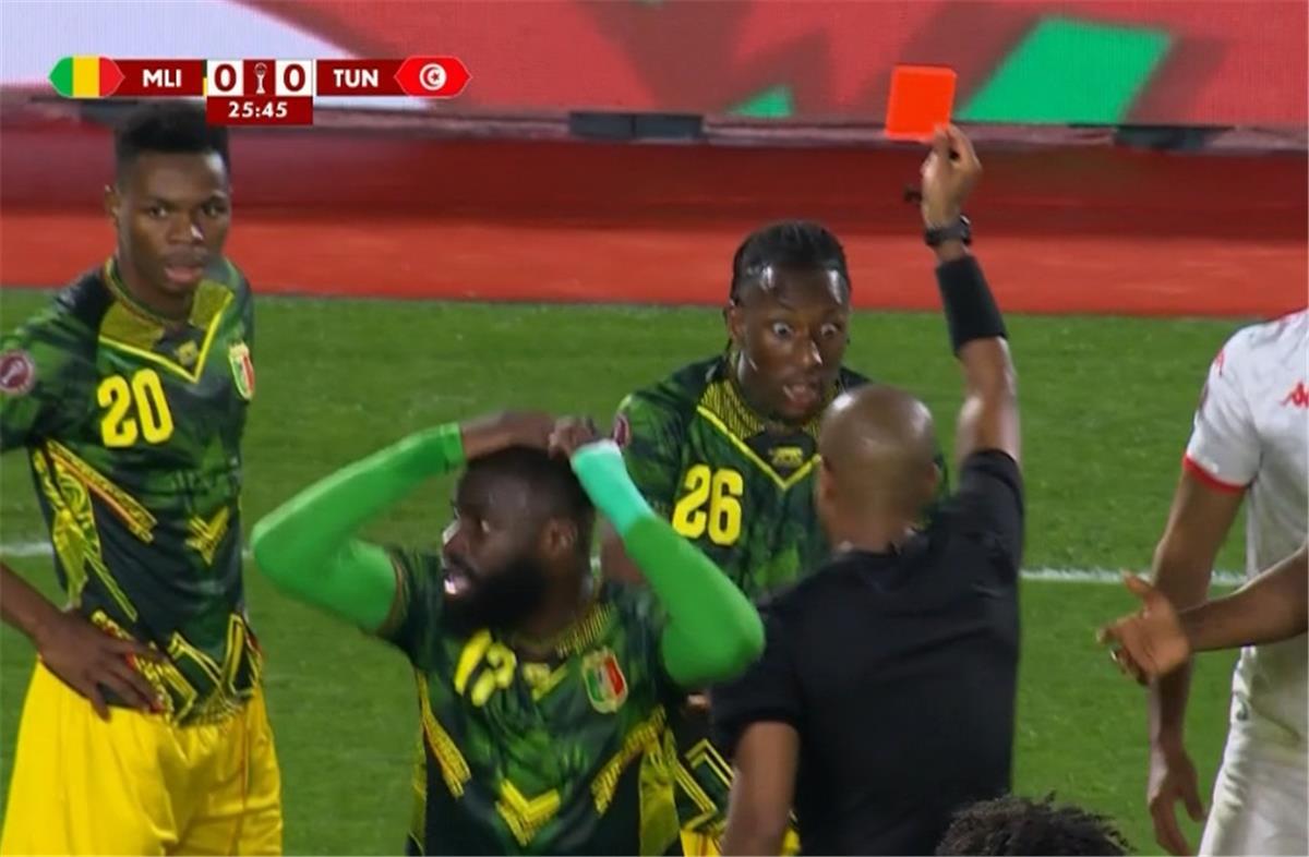 فيديو | طرد لاعب مالي من مباراة تونس في كأس أمم إفريقيا