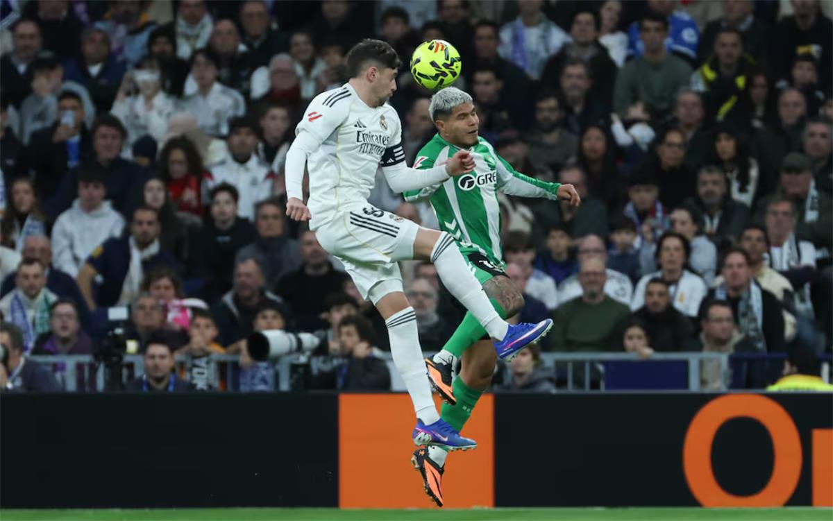 فيديو | بطريقة رائعة.. كوتشو هيرنانديز يسجل هدف ريال بيتيس الأول أمام ريال مدريد