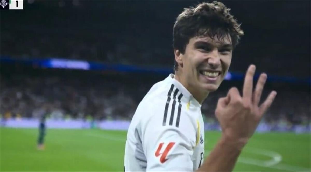 فيديو | هاتريك وبالكعب. جونزالو جارسيا يسجل هدف ريال مدريد الرابع أمام بيتيس